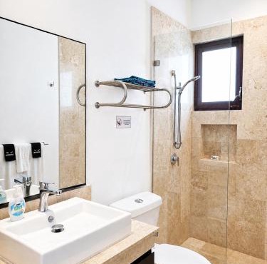 Townhome with private Rooftop & Jacuzzi - Beach across street in Akumal
