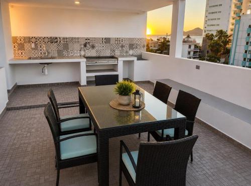 2br/2ba Condo 1 block to ocean! - Unit 3 in Mazatlán