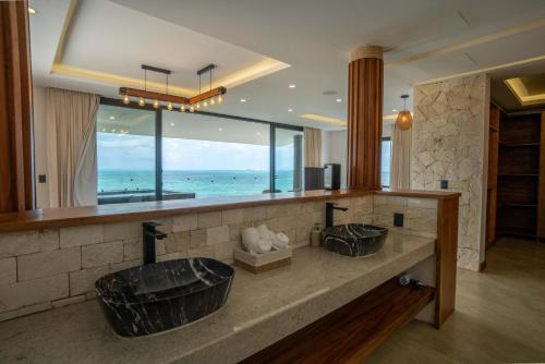 Villa Magdalena - 7BR - Oceanfront with Heated Pool in Cancun