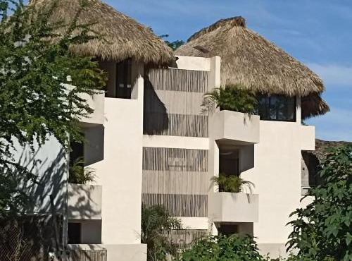 Loft with private pool 5 min walk to the beach in Malucano