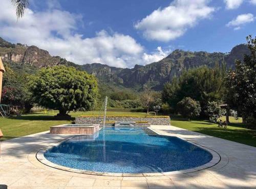 Villa magica tepoztlan con alberca jacuzzi y padel in Tepoztlán
