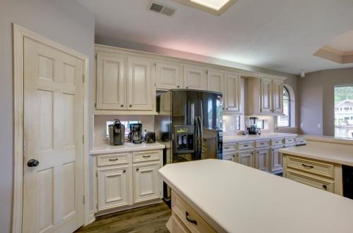 Grills & Boat Dock: ‘Comfy Cove’ on Lake Conroe in Montgomery