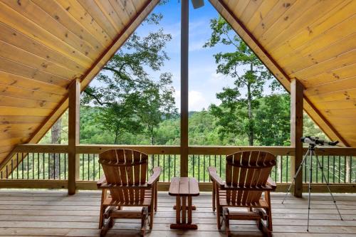 Hot Tub & Mtn Views! Creekside Mineral Bluff Cabin in Mineral Bluff