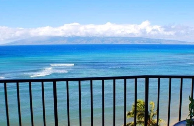 Direct OCEANFRONT STUDIO CONDO in Lahaina